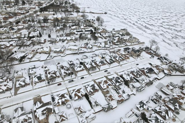 22564 Shorewood Drive, St. Clair Shores, MI 48081