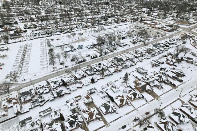 22564 Shorewood Drive, St. Clair Shores, MI 48081