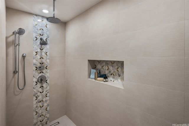 469 Ena Road GPH 3805, Honolulu, HI 96815