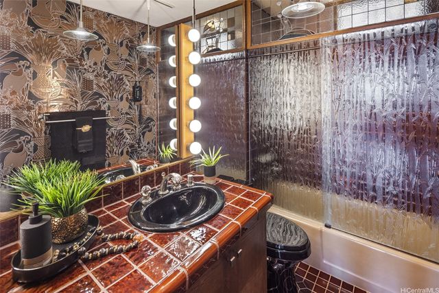 469 Ena Road GPH 3805, Honolulu, HI 96815