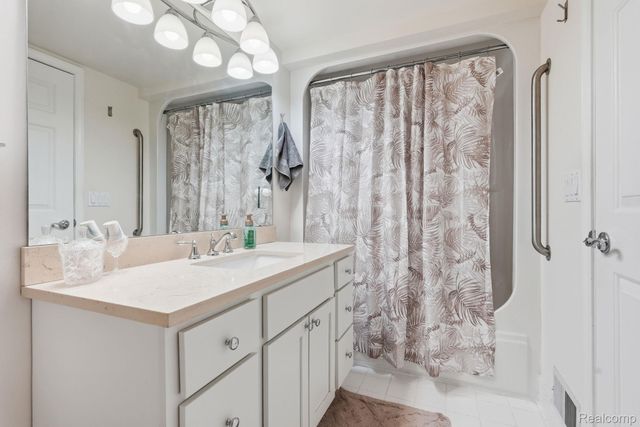 37810 Jefferson Avenue, Harrison Charter Township, MI 48045