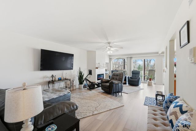 37810 Jefferson Avenue, Harrison Charter Township, MI 48045