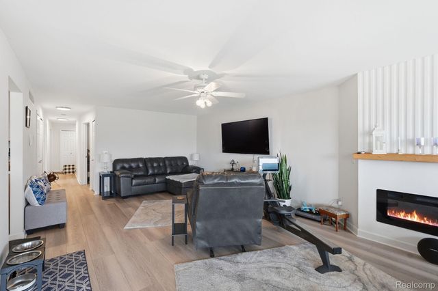 37810 Jefferson Avenue, Harrison Charter Township, MI 48045