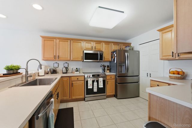 37810 Jefferson Avenue, Harrison Charter Township, MI 48045