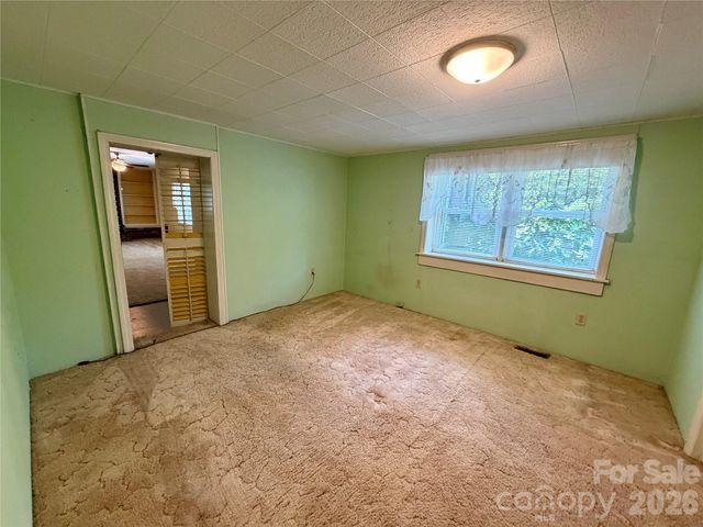 5 Dewberry Drive, Hendersonville, NC 28792