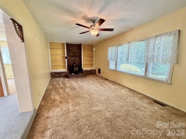 5 Dewberry Drive, Hendersonville, NC 28792