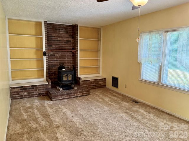 5 Dewberry Drive, Hendersonville, NC 28792