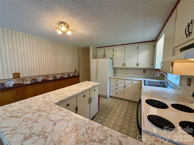5 Dewberry Drive, Hendersonville, NC 28792