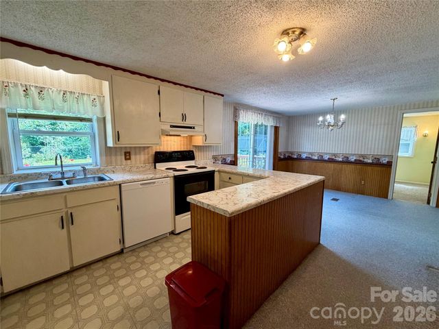 5 Dewberry Drive, Hendersonville, NC 28792