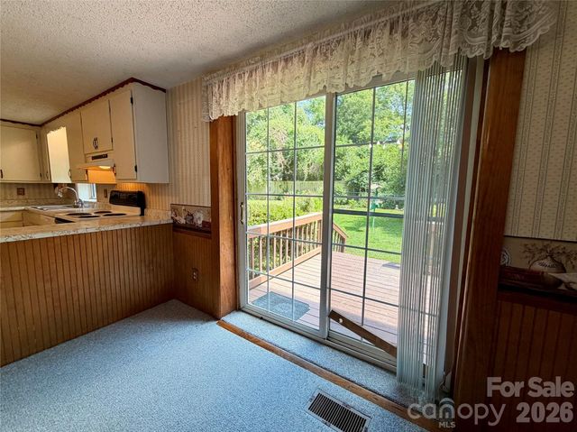 5 Dewberry Drive, Hendersonville, NC 28792