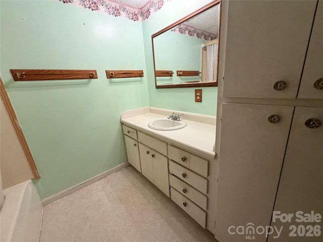 5 Dewberry Drive, Hendersonville, NC 28792