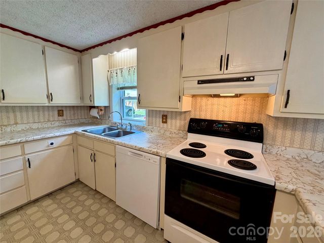 5 Dewberry Drive, Hendersonville, NC 28792