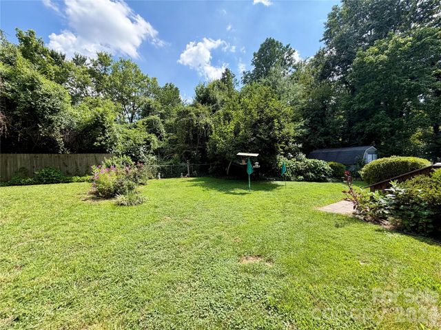 5 Dewberry Drive, Hendersonville, NC 28792