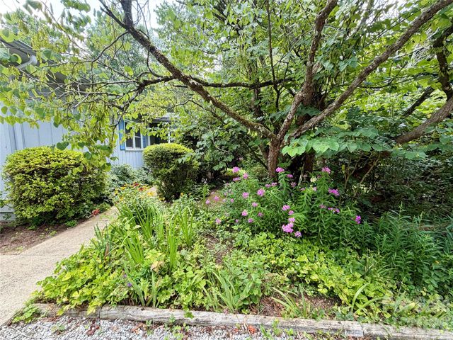 5 Dewberry Drive, Hendersonville, NC 28792