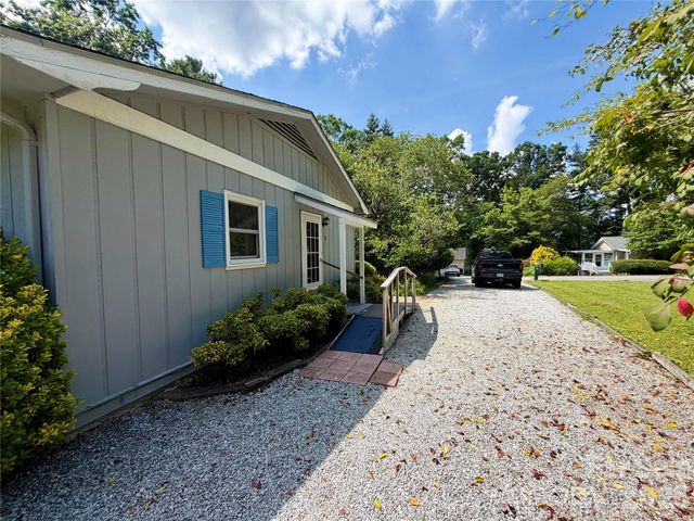 5 Dewberry Drive, Hendersonville, NC 28792