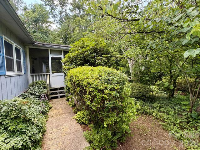 5 Dewberry Drive, Hendersonville, NC 28792