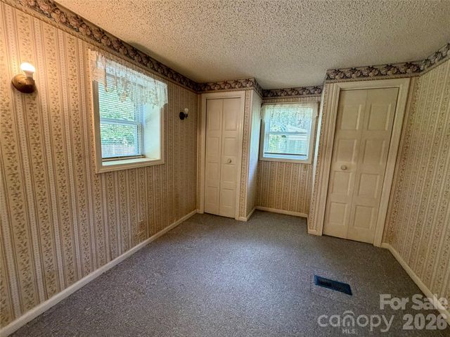 5 Dewberry Drive, Hendersonville, NC 28792