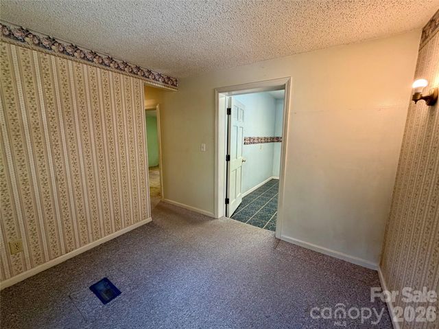 5 Dewberry Drive, Hendersonville, NC 28792