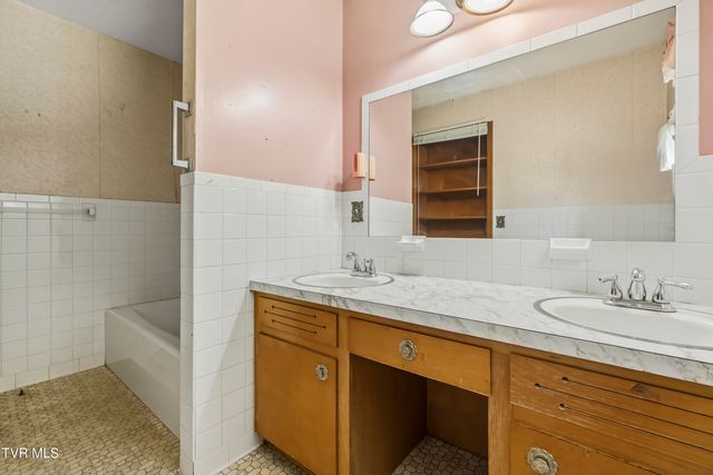 595 East Allens Bridge Road, Greeneville, TN 37743