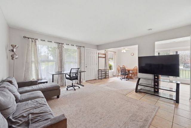 1784 Queensbury Circle 5714, Hoffman Estates, IL 60169
