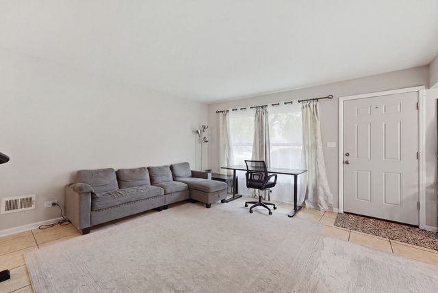 1784 Queensbury Circle 5714, Hoffman Estates, IL 60169