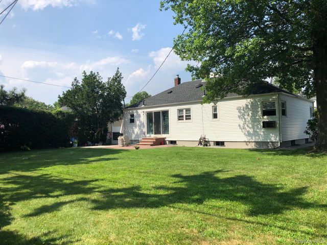 69 Soundview Road, Great Neck, NY 11020