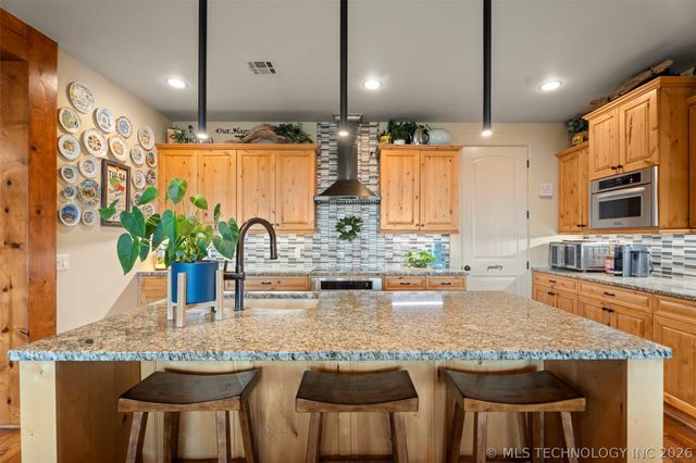 447300 Grottos Loop 204 & 301, Vinita, OK 74301