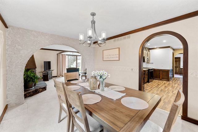 2041 Ridgeview Rd, Salina, KS 67401