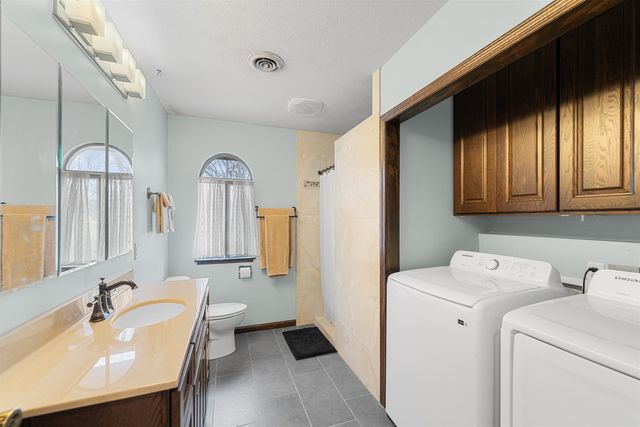 2041 Ridgeview Rd, Salina, KS 67401