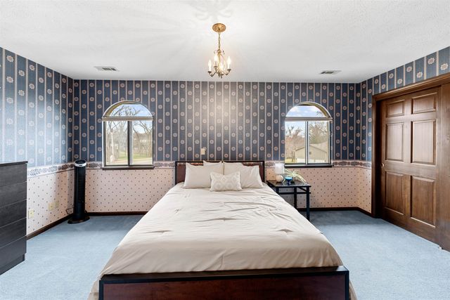 2041 Ridgeview Rd, Salina, KS 67401