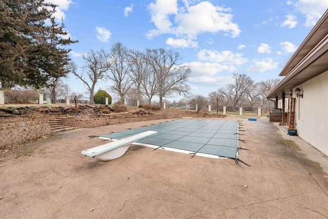 2041 Ridgeview Rd, Salina, KS 67401