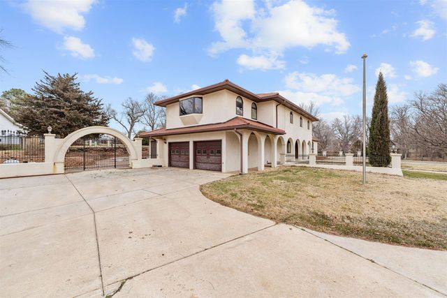 2041 Ridgeview Rd, Salina, KS 67401