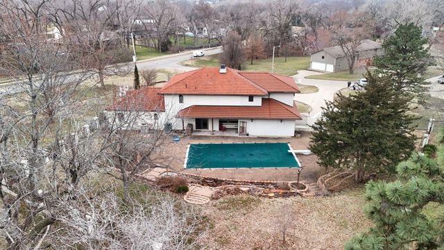 2041 Ridgeview Rd, Salina, KS 67401