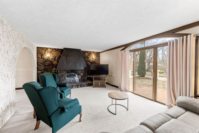 2041 Ridgeview Rd, Salina, KS 67401