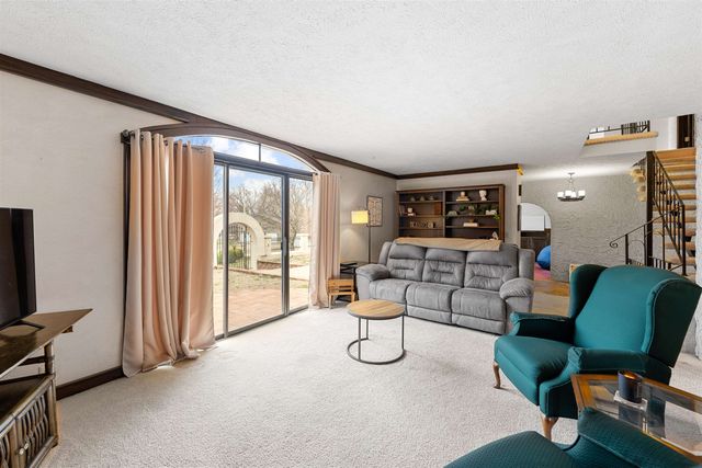 2041 Ridgeview Rd, Salina, KS 67401