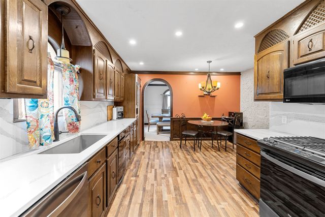 2041 Ridgeview Rd, Salina, KS 67401