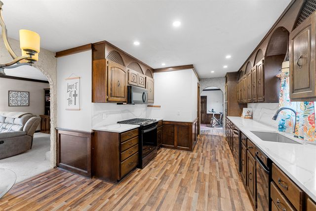 2041 Ridgeview Rd, Salina, KS 67401