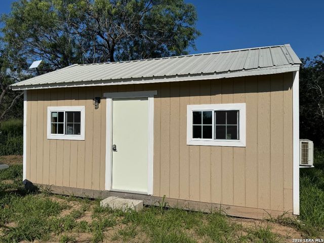 5349 Leal Road, Pleasanton, TX 78064