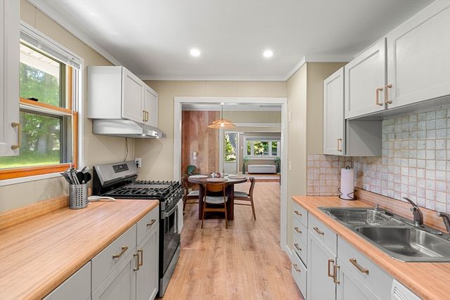 25 Wonderland Ave, Saugus, MA 01906