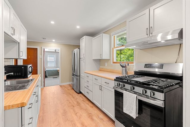 25 Wonderland Ave, Saugus, MA 01906