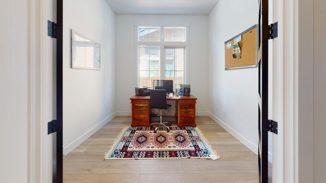 282 W Lundgren Mill Drive, Sisters, OR 97759