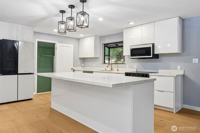 16220 Ambaum Boulevard S, Burien, WA 98148