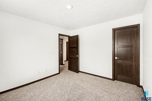 9211 W Ark Pl Place, Sioux Falls, SD 57106