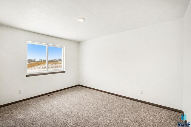 9211 W Ark Pl Place, Sioux Falls, SD 57106