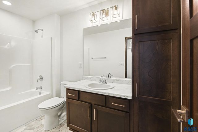 9211 W Ark Pl Place, Sioux Falls, SD 57106