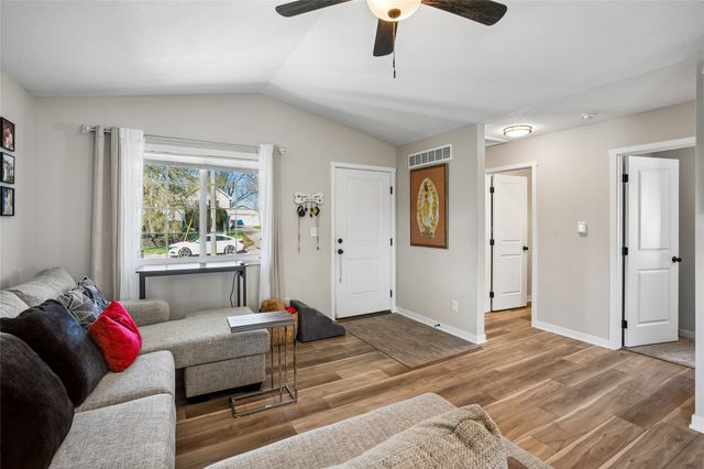 2327 SE 8th Street, Des Moines, IA 50315