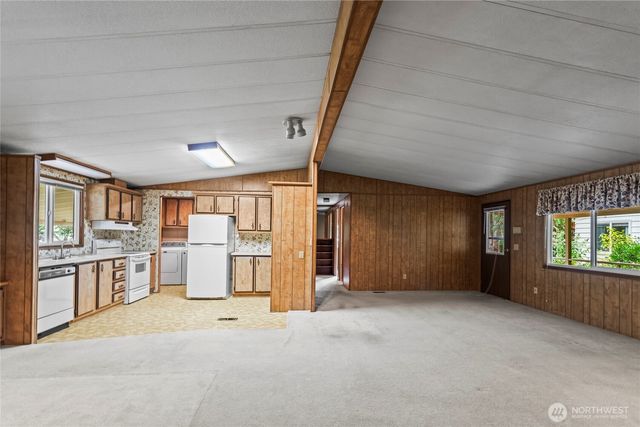 1555 Kimberly Avenue E, Enumclaw, WA 98022