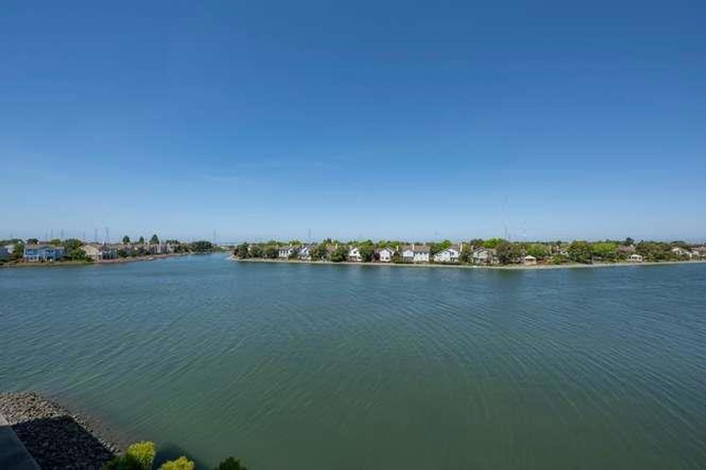 Image 2 of property listing at 300 Baltic Circle 318, Redwood City, CA 94065