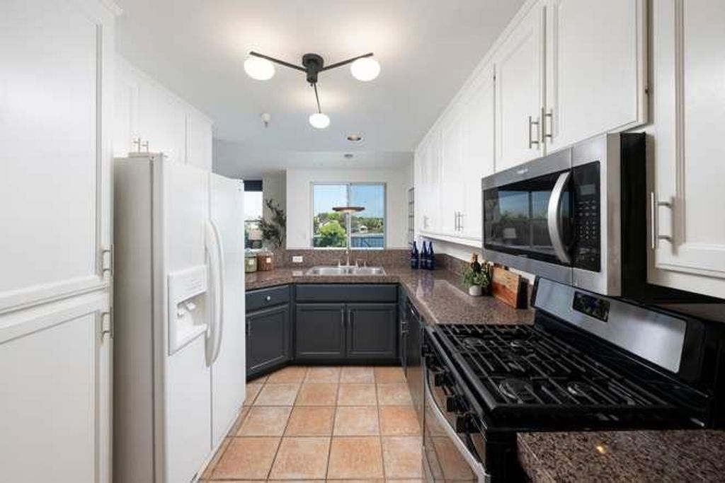 Image 4 of property listing at 300 Baltic Circle 318, Redwood City, CA 94065