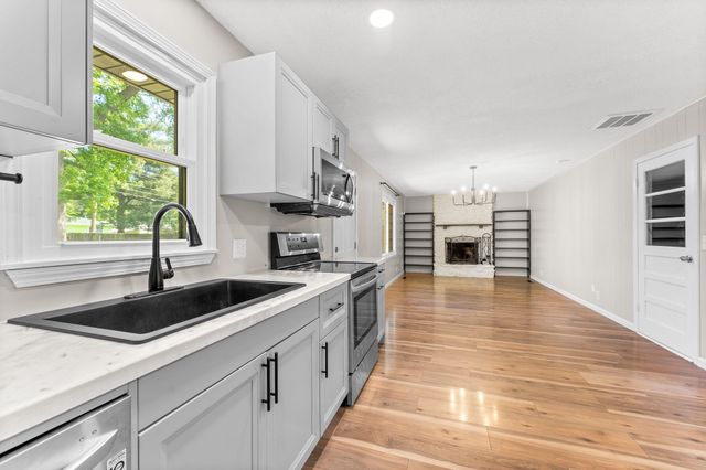 1609 W Berkeley Street, Springfield, MO 65807